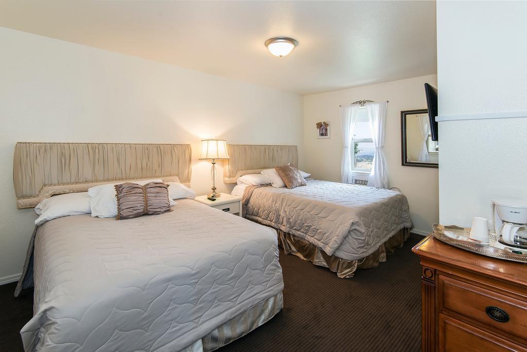 Some Like It Hot with One Queen Bed & One Full Bed, Shower - Mountain View
