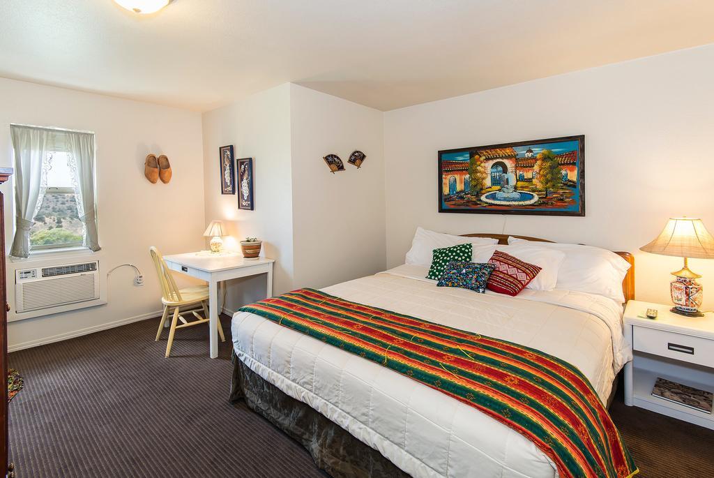 Immigrant Room with One King Bed, Jacuzzi tub