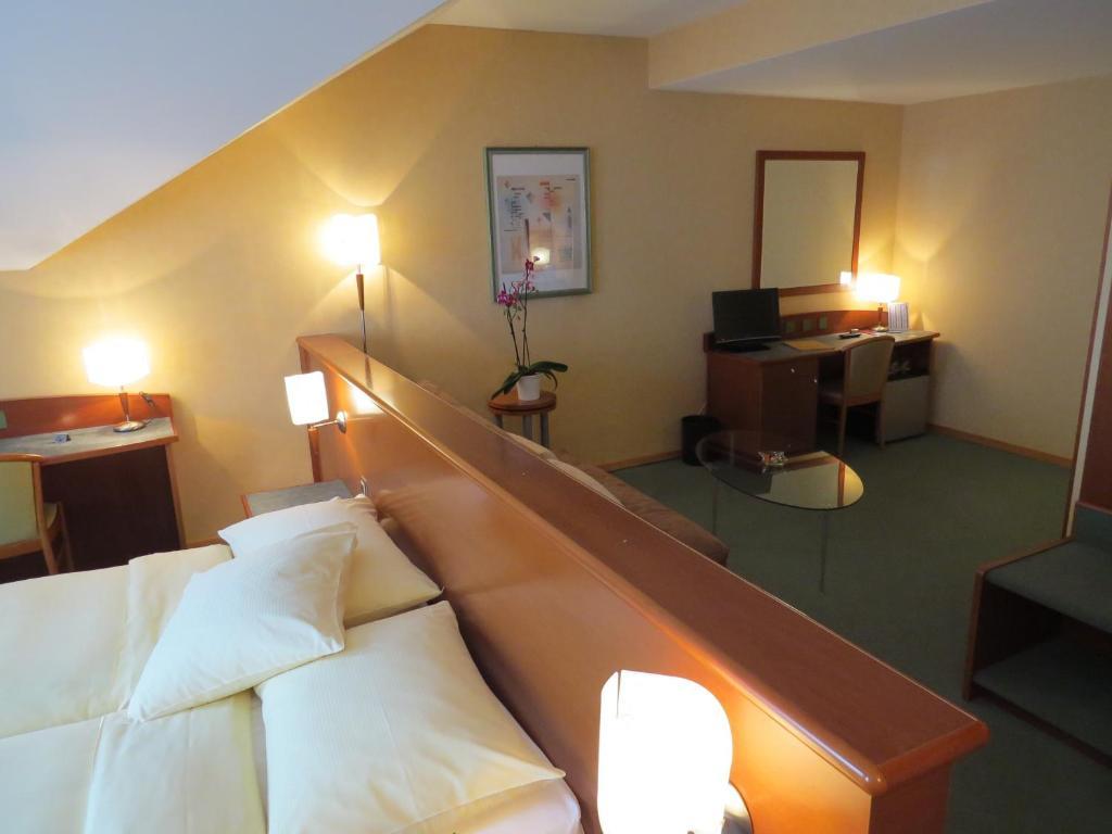 Junior Suite with Lake View,27405392:JPEG