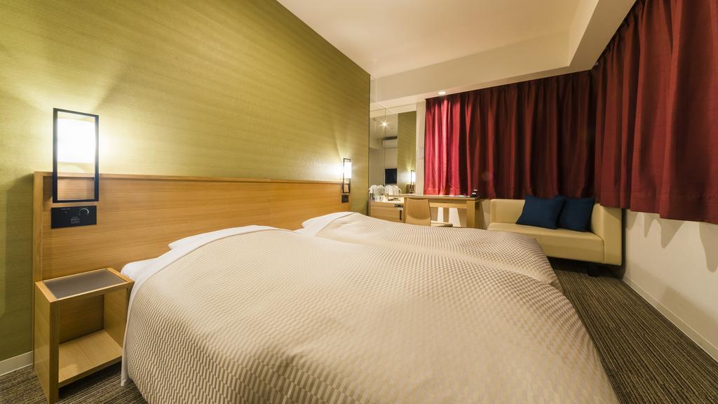 Corner Twin Room with City View - Non-Smoking