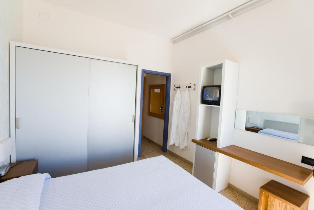 Doppel- oder Zweibettzimmer mit Balkon und Zugang zum Strand