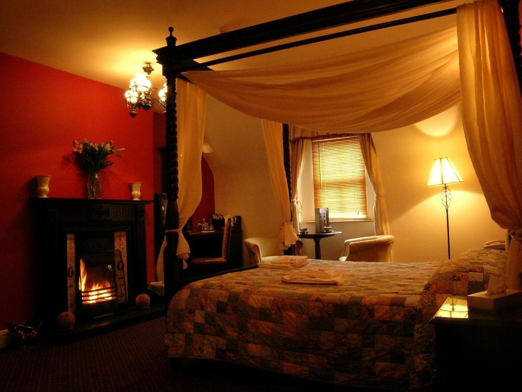 Superior Room with Four Poster Bed