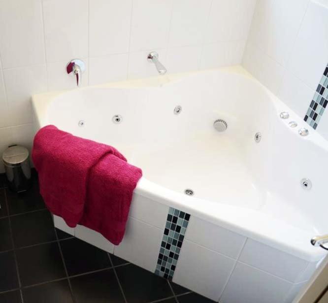 Queen Room with Spa Bath