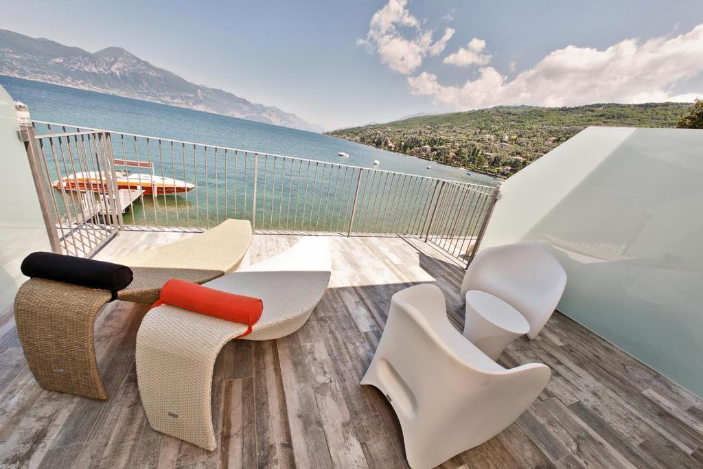 Doppel- oder Zweibettzimmer mit Terrasse und Seeblick