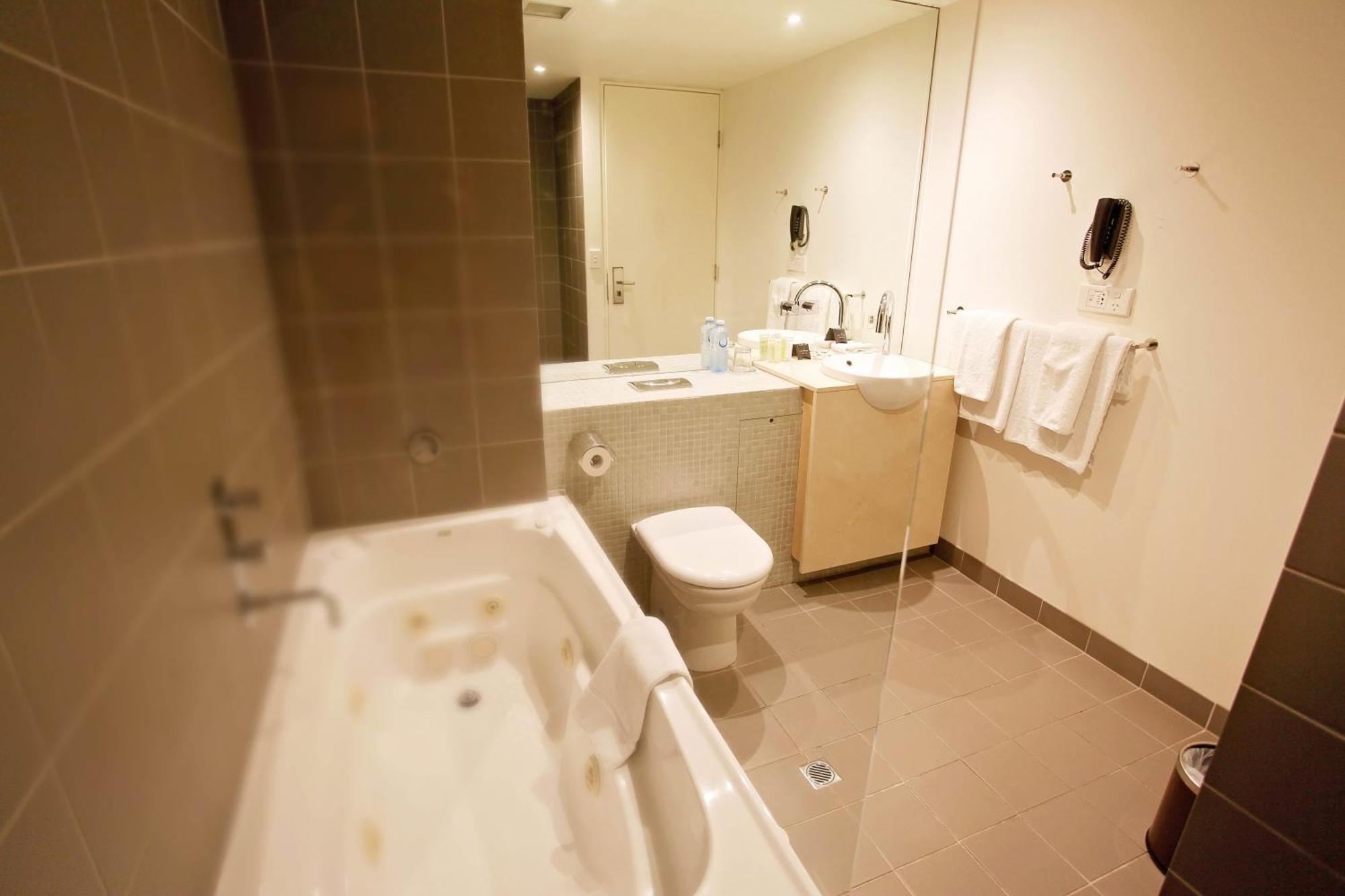Deluxe Queen Suite