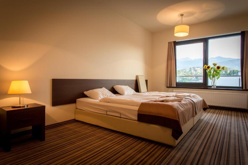 Two-Bedroom Apartment with Mountain View