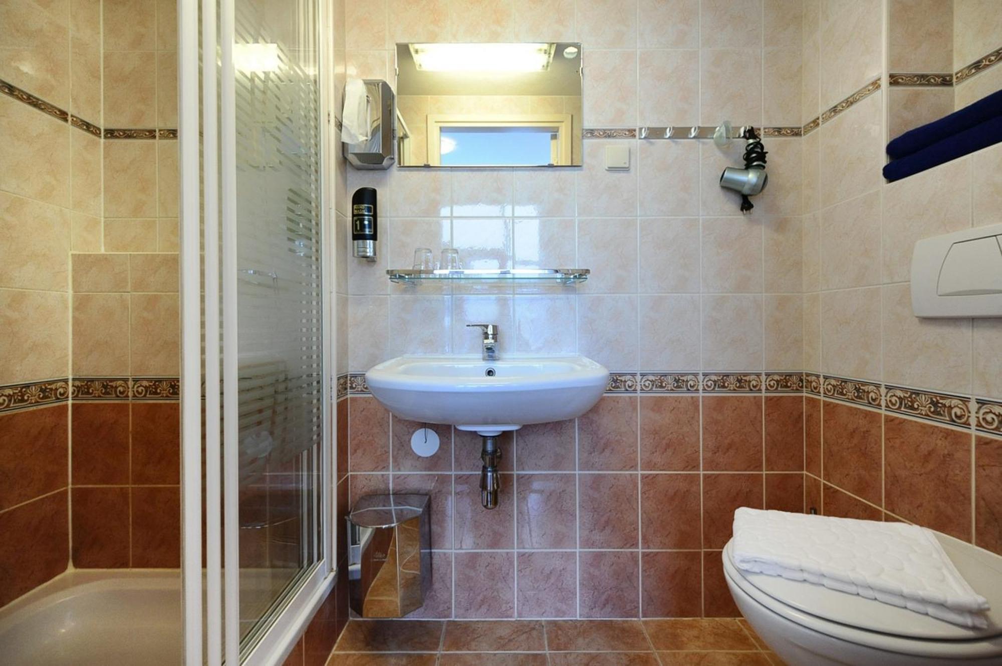 Twin Room Shower,511917024:JPEG