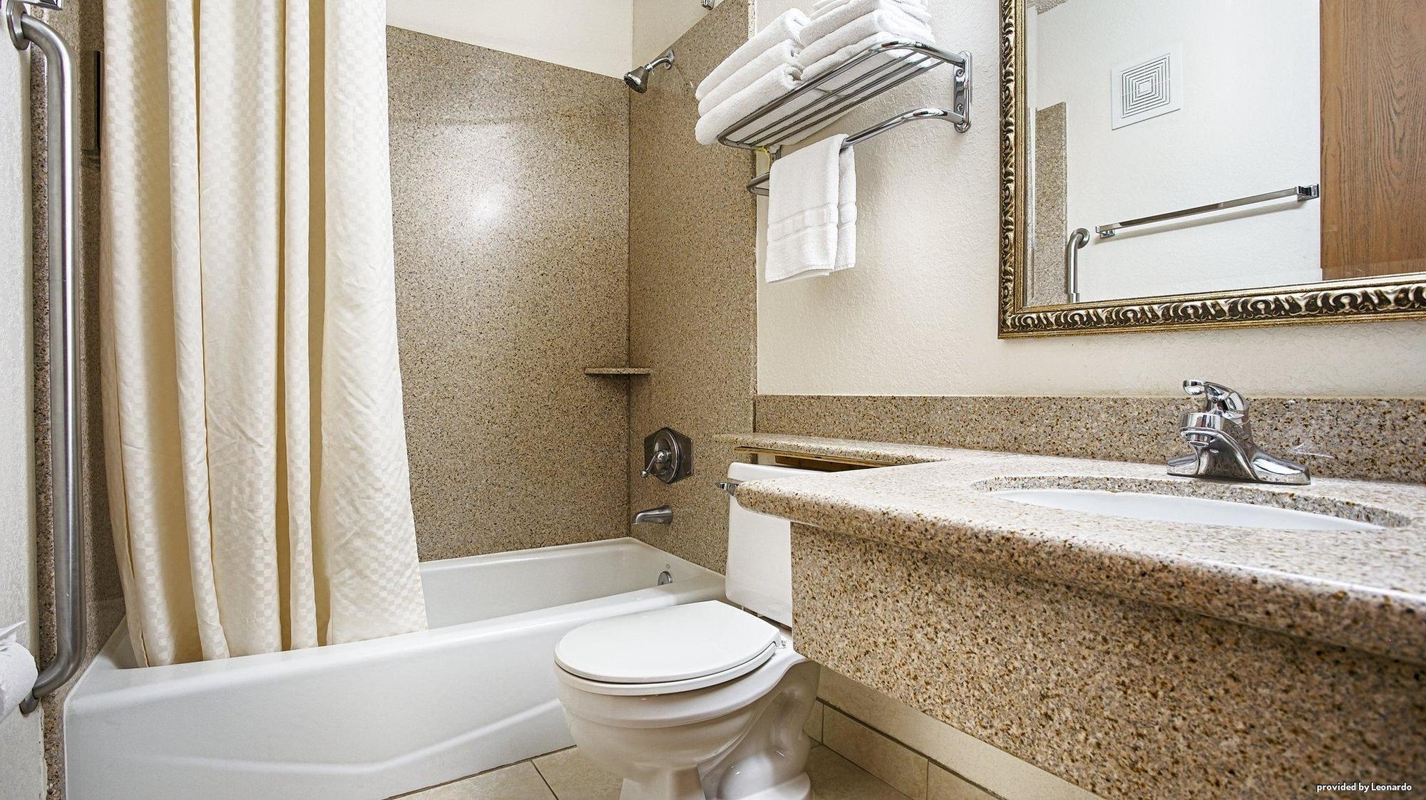 King Suite with Bath Tub - Disability Access/Non-Smoking