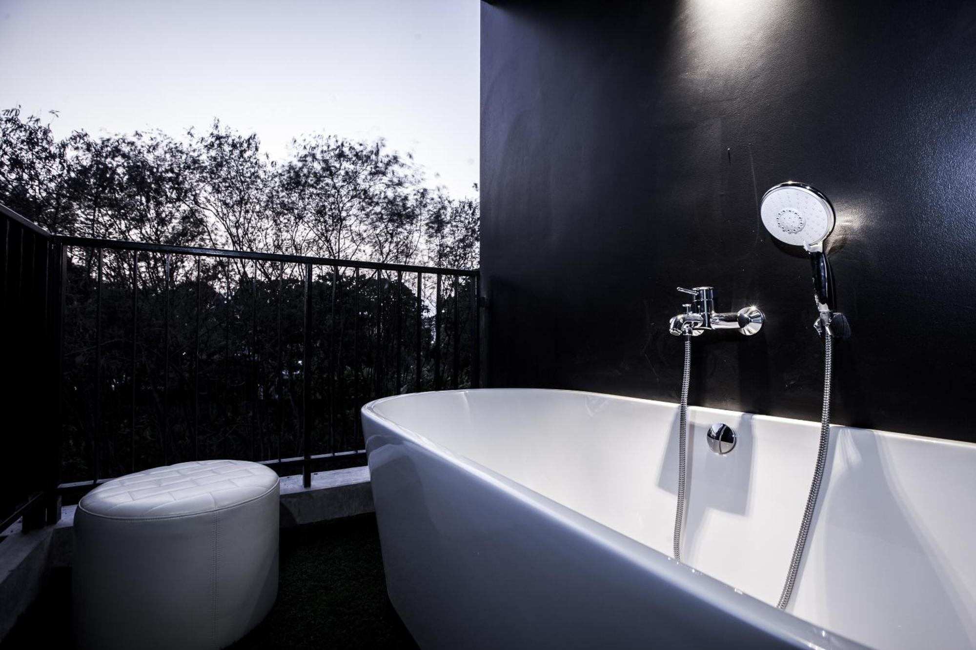 Hébergement Double Deluxe avec Baignoire (Balcon) + 24 Heures Gratuites dans Espace de Coworking
