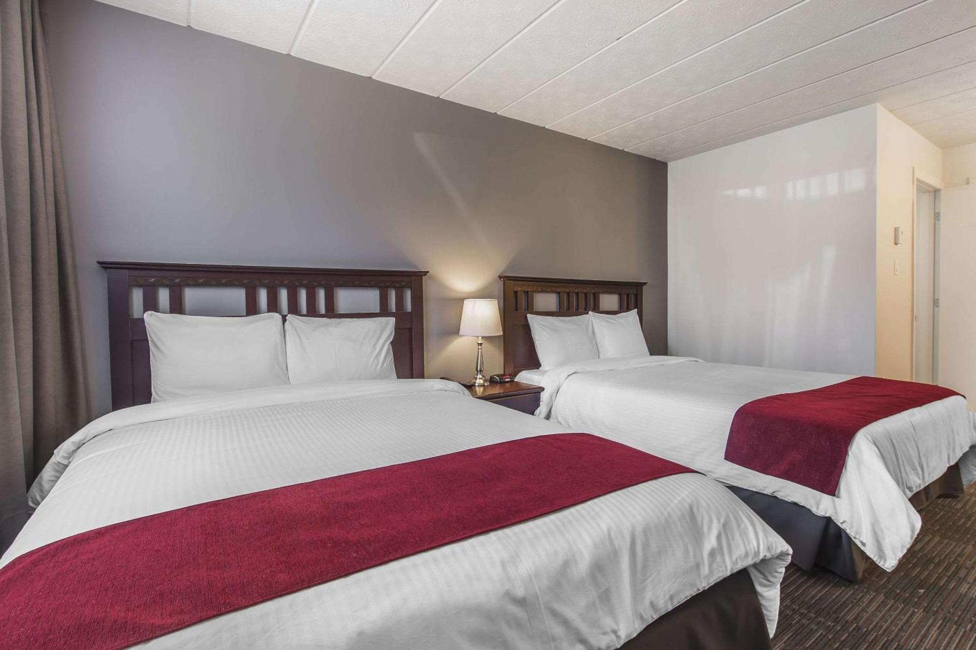 Economy Queen Room with Two Queen Beds - Half basement- Non-Smoking