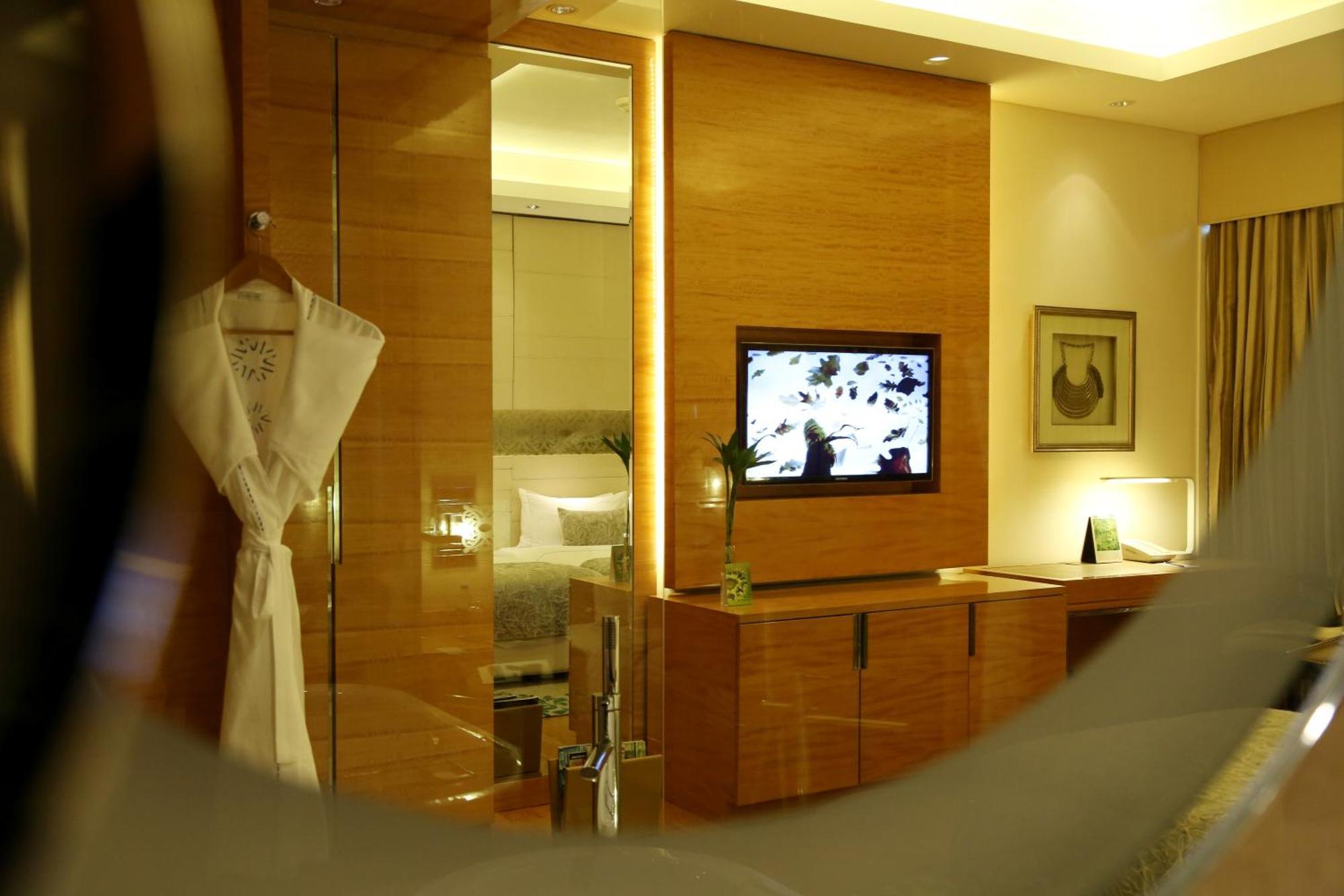 Luxury Twin Room with 15 % disc on FNSB,SPA & transportation. 02 complimentary beers with selected brands or 2 glasses of house wine @ Tease, Feather bedding,