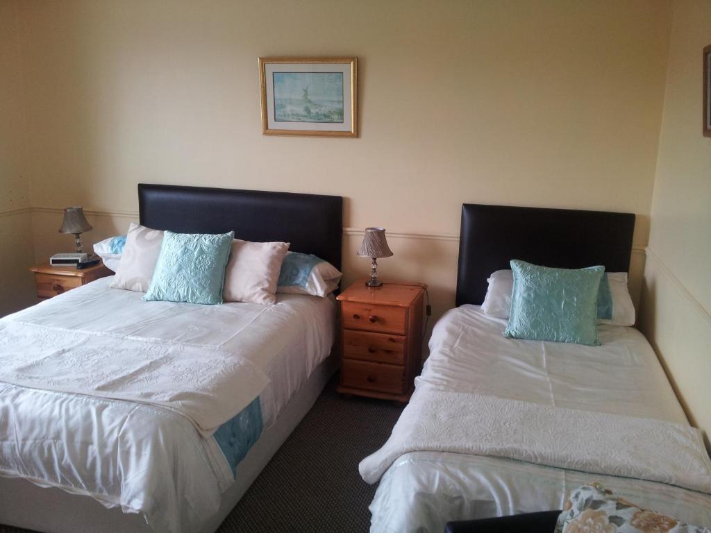 Family Room (2 Adults + 1 Child)