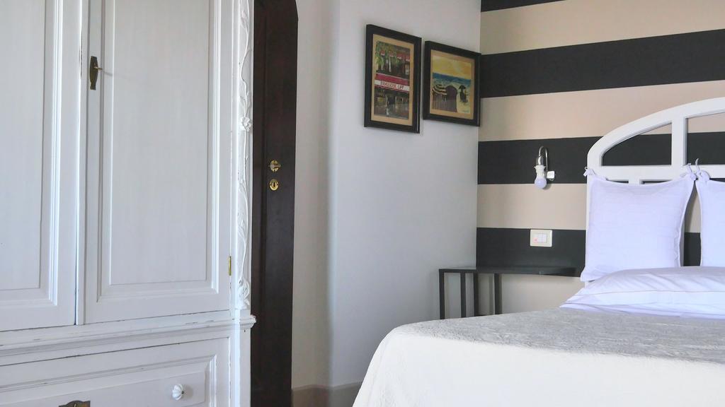 Habitación con cama extragrande y vistas al mar