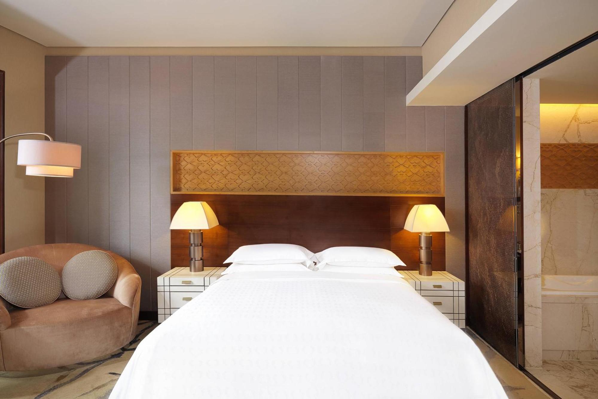 Deluxe King, Guest room, 1 King, City view