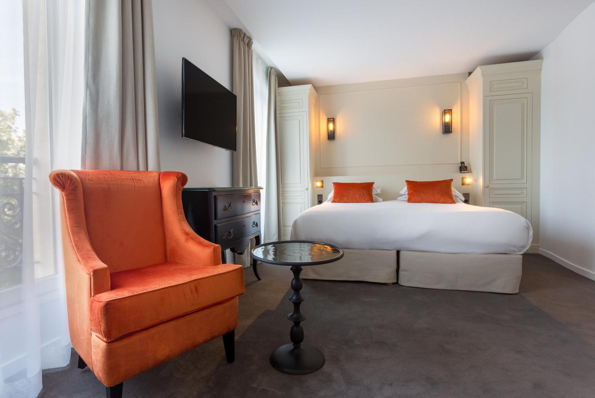Double Room Duchesse Eiffel Tower Side View