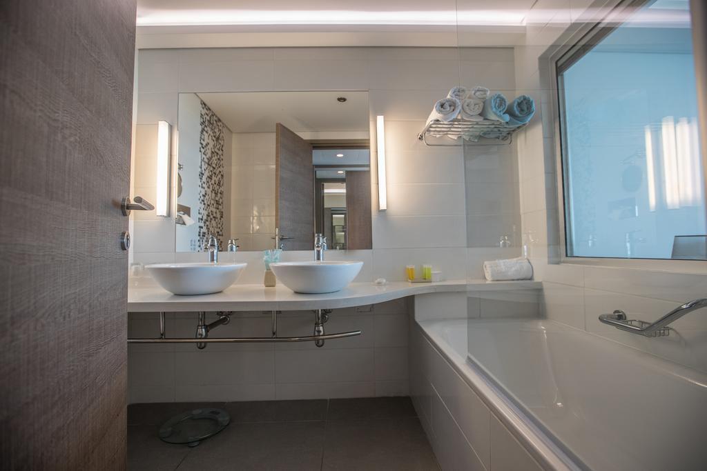 Deluxe Double or Twin Room with Side Sea View,318453325:JPEG