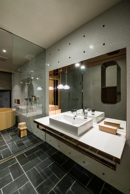 Sculptor Kohei Nawa Twin Room with Cypress Wood Bathtub ( Under Renovation,Noise Possible )
