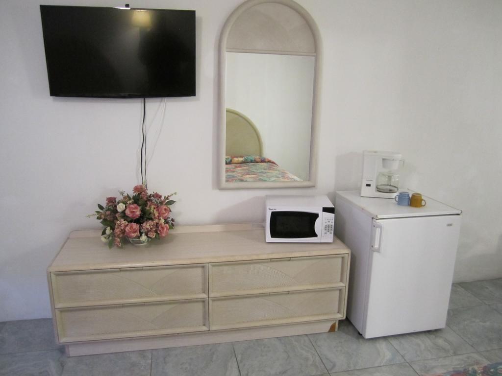 Standard Queen Room with Two Queen Beds Side Ocean View