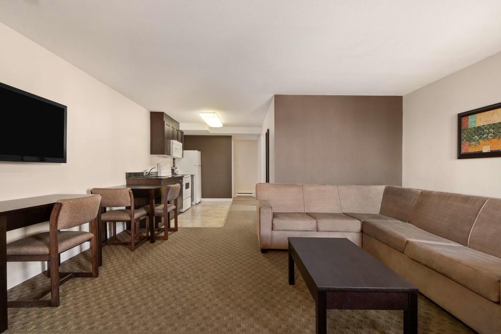 Two Bedroom Queen Suite with Full Kitchen