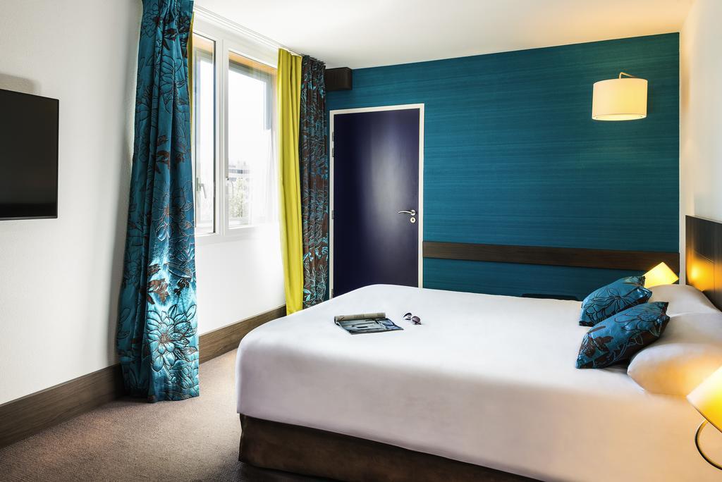 Junior Suite with Queen Bed and Sofa Bed