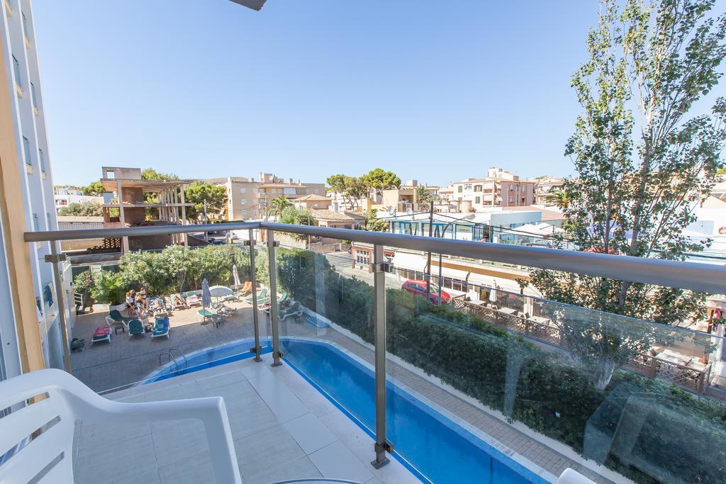 Habitación Doble con balcón y vistas a la piscina