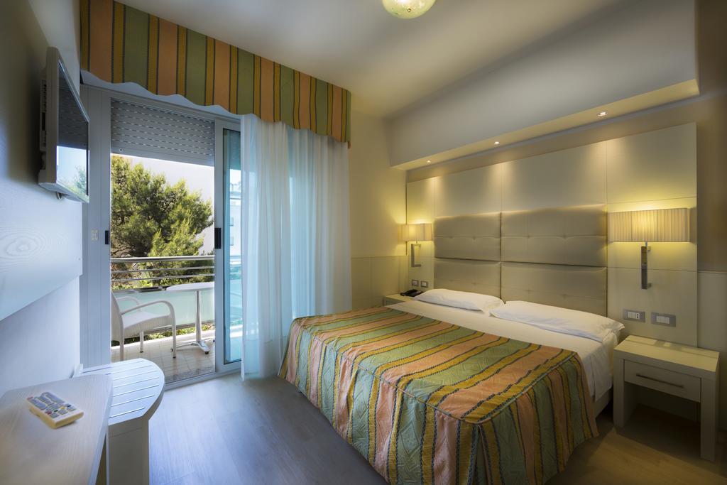 Doppel-/Zweibettzimmer mit seitlichem Meerblick