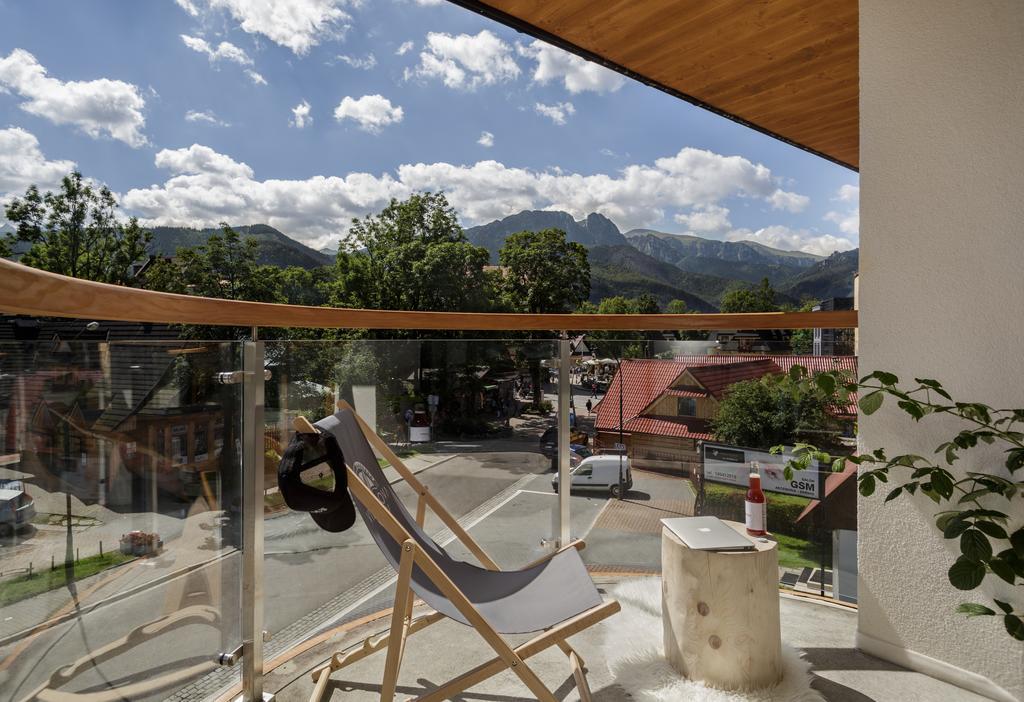 Premium Family Room with Mountain View