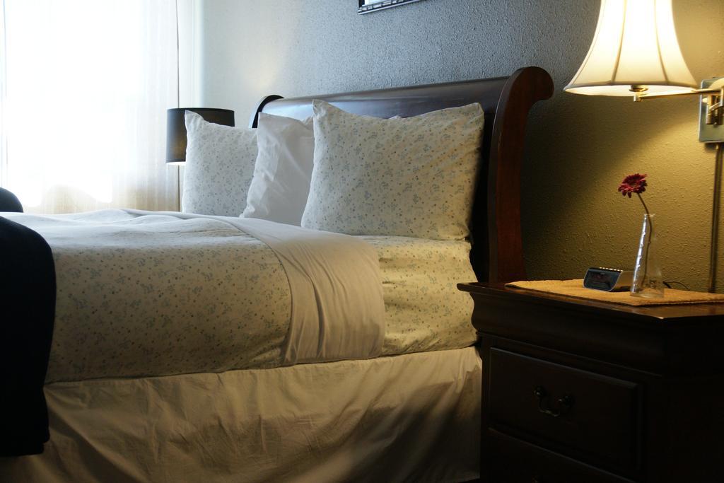 Queen Room,1588122581:JPEG