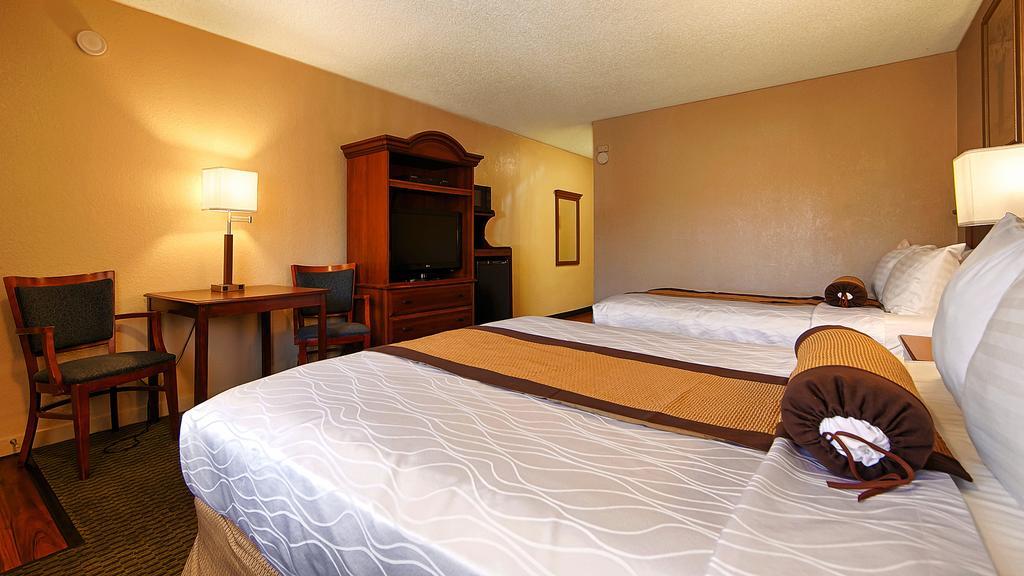 Queen Room with Two Queen Beds - Non-Smoking