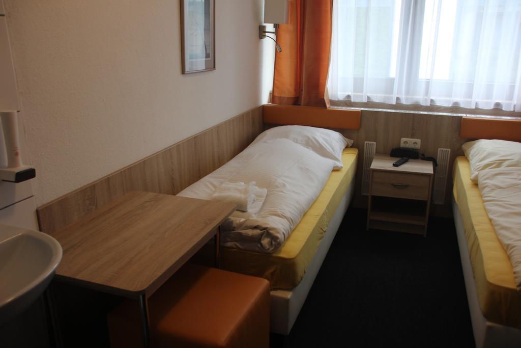 Zweibettzimmer mit Gemeinschafts-WC