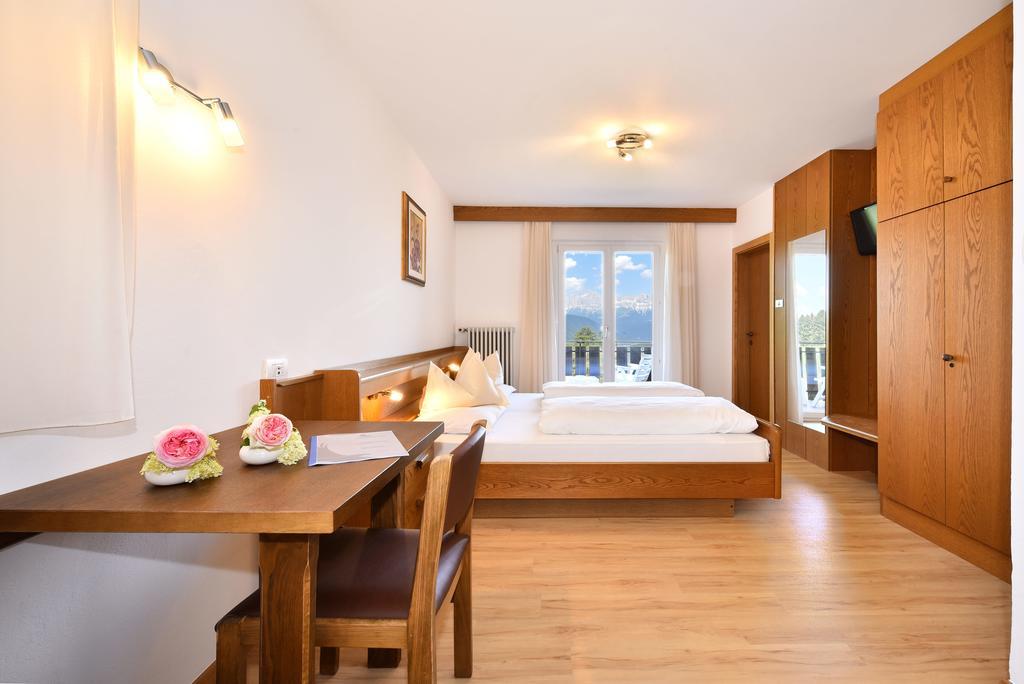 Doppelzimmer mit Balkon und Bergblick