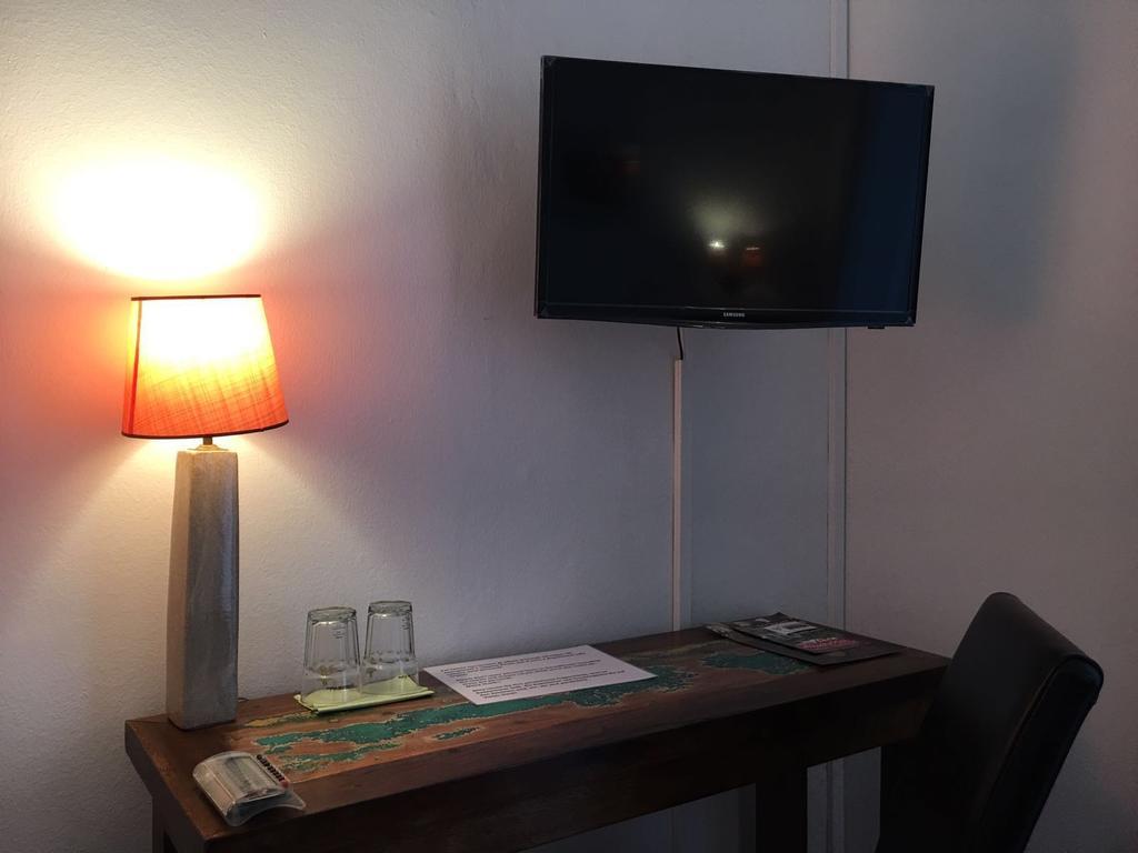 Tweepersoonskamer met 2 Aparte Bedden en Gedeelde Badkamer