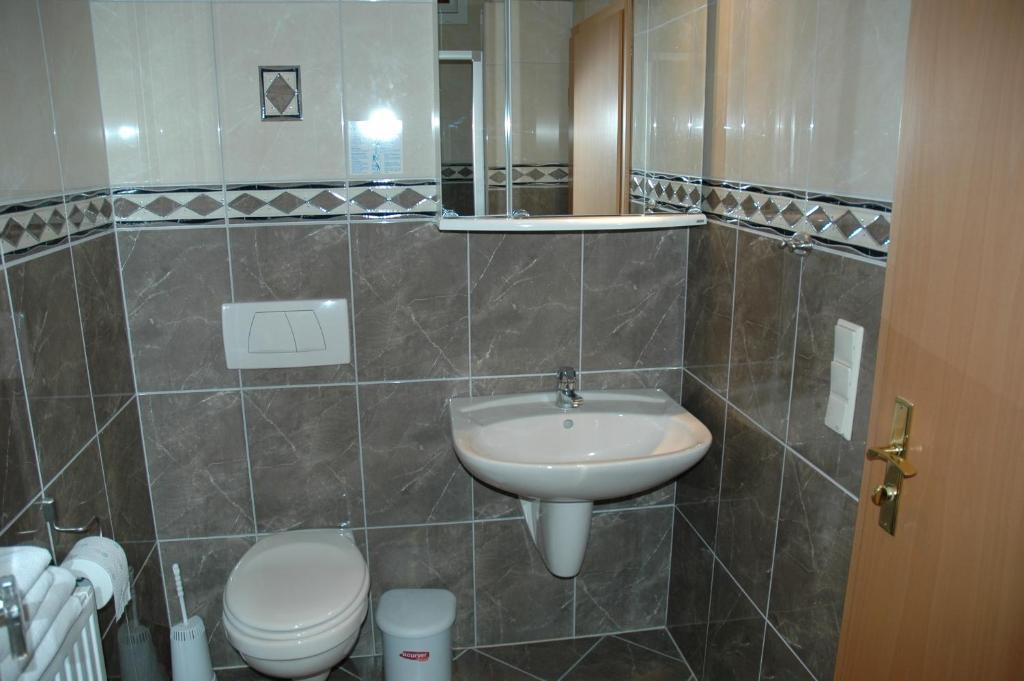 Kleines Zweibettzimmer