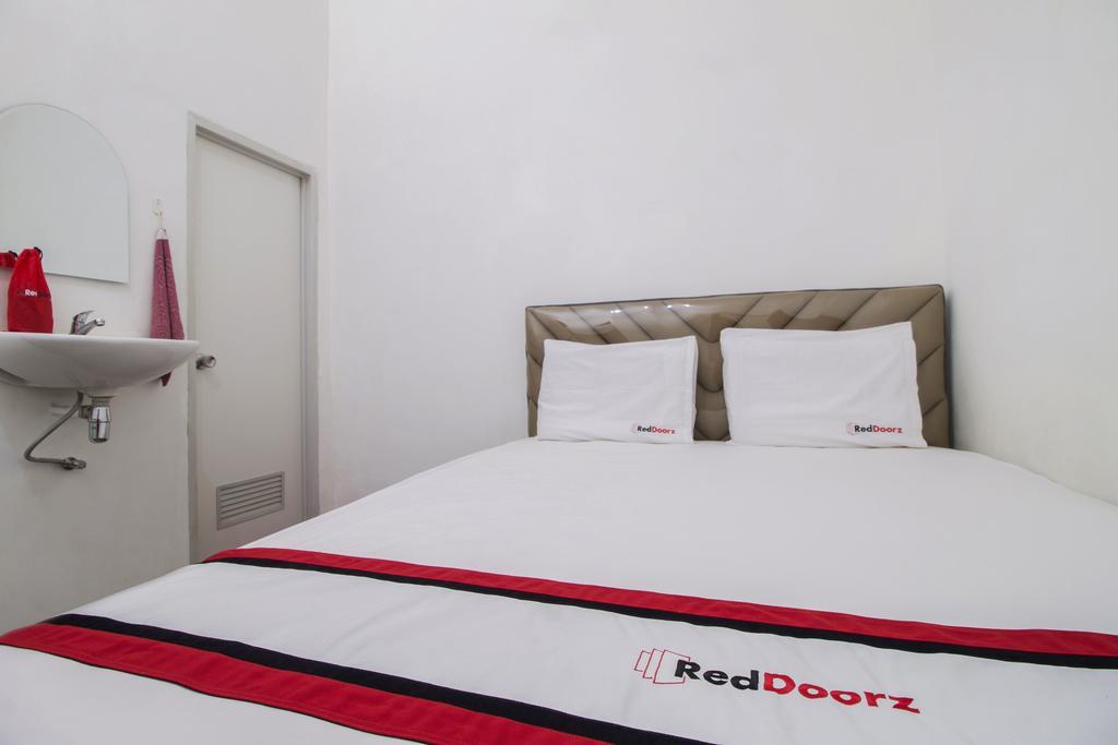 RedDoorz Double Room