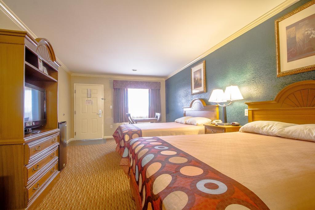 Queen Room with Two Queen Beds - Non-Smoking
