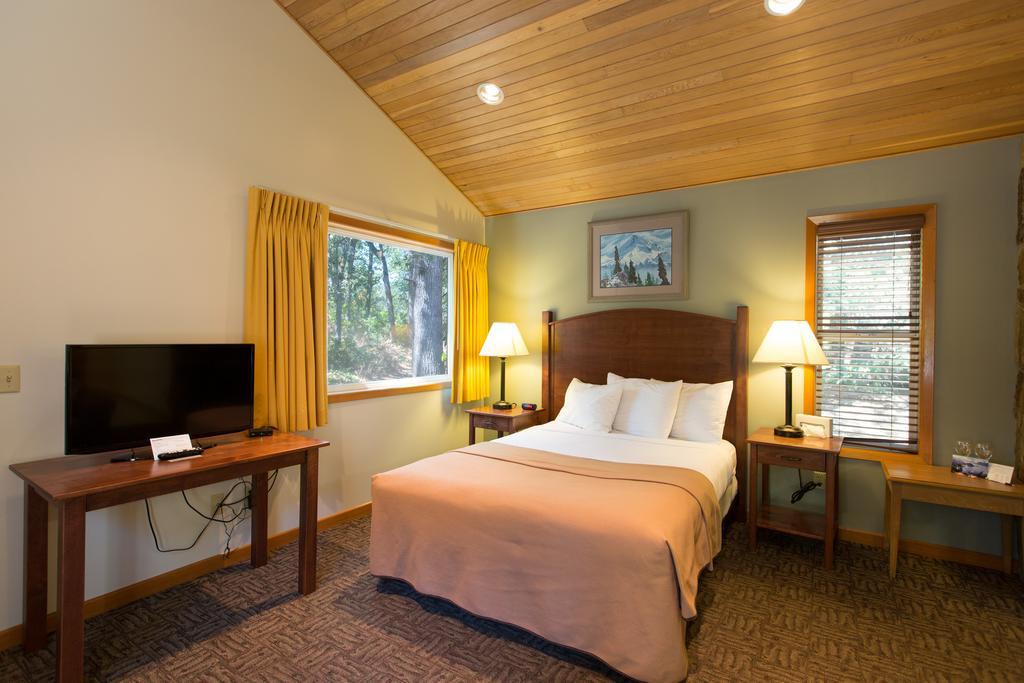 Suite, 2 Queen Beds, Fireplace, Kitchen (Pet Friendly)