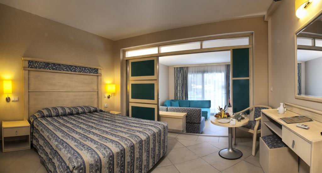 Family Pool Suite (2 Adults + 2 Children)