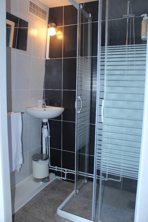 Chambre Double avec Terrasse et Toilettes Communes