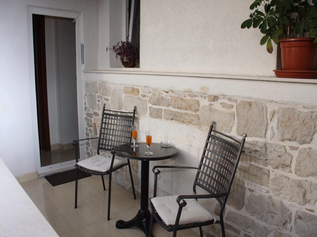 Two-Bedroom Apartment (4-5 Adults)