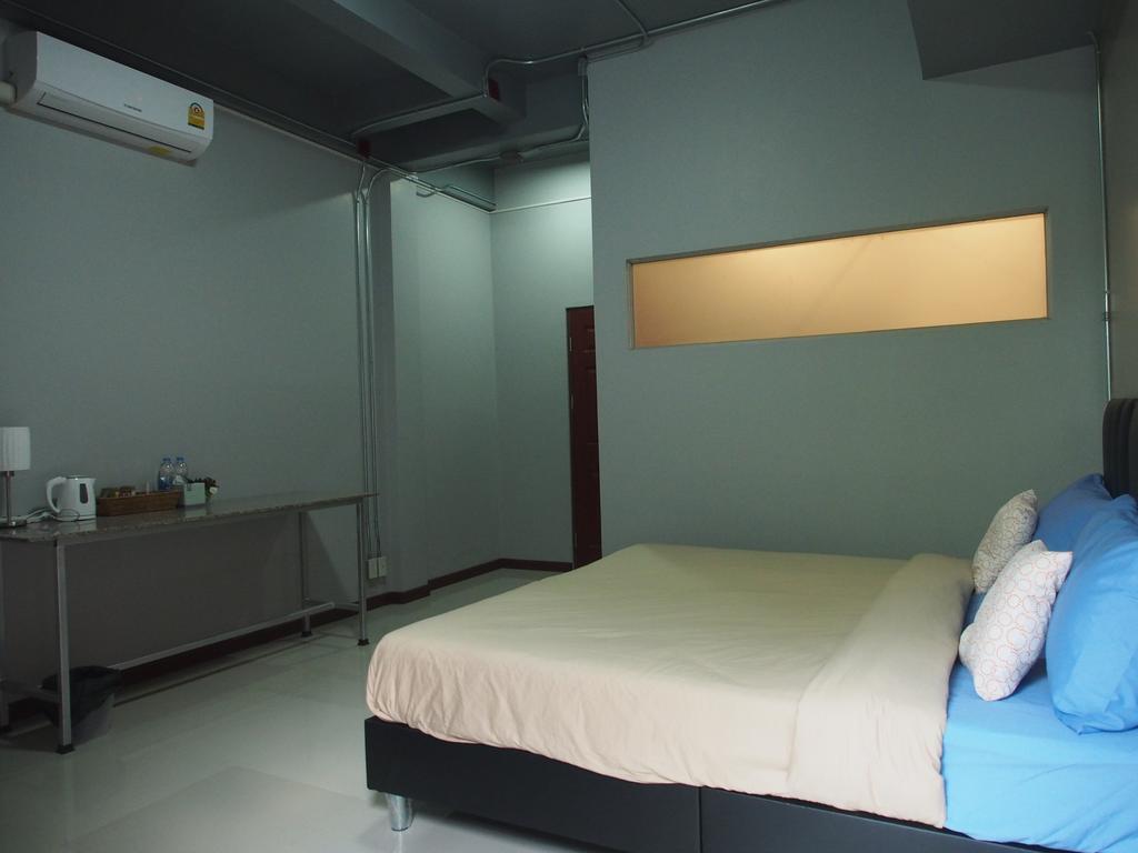 ห้องเตียงใหญ่พร้อมวิวสวนหย่อม