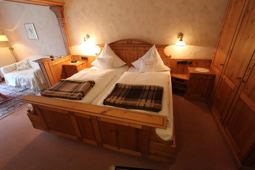 Doppel- oder Zweibettzimmer
