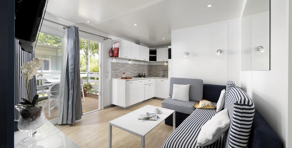 Premium Three-Bedroom Mobile Home – Garden view