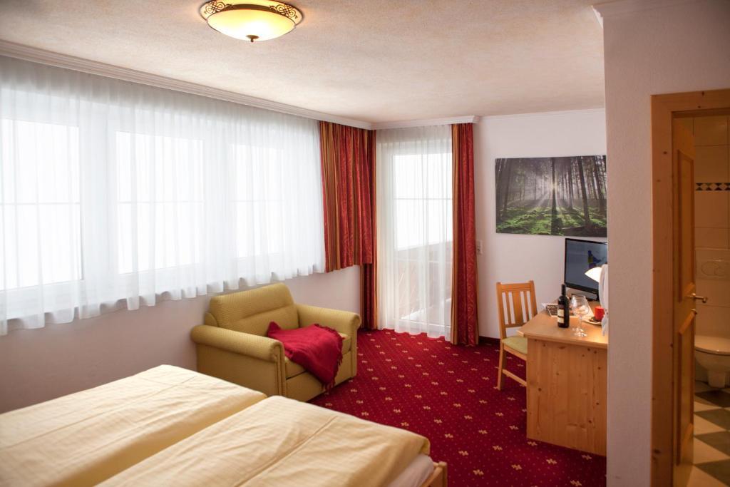 Doppel-/Zweibettzimmer mit Balkon