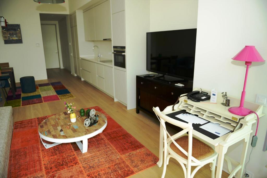 Family Apartment One Bedroom with Partial Marina View