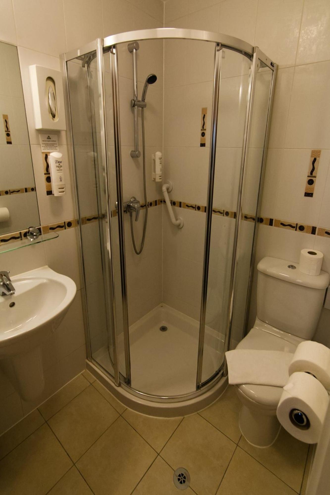 Standard Triple Room,374535760:JPEG