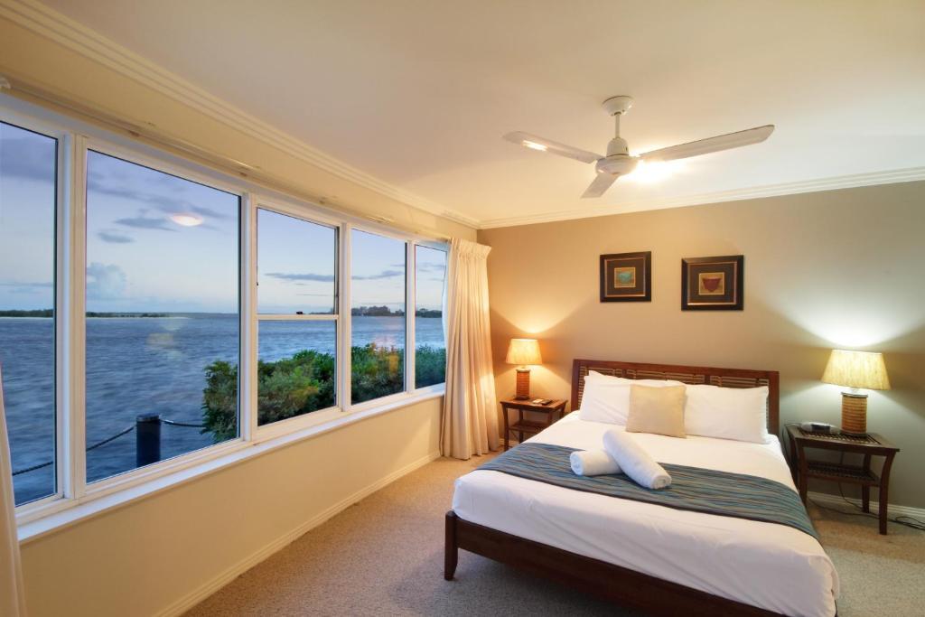 Deluxe Two-Bedroom Apartment - Absolute Waterfront