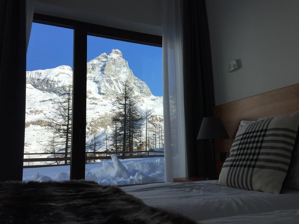 Deluxe One-Bedroom Apartment with Mountain View