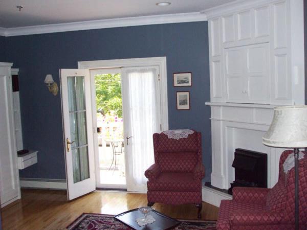 Deluxe Queen Suite