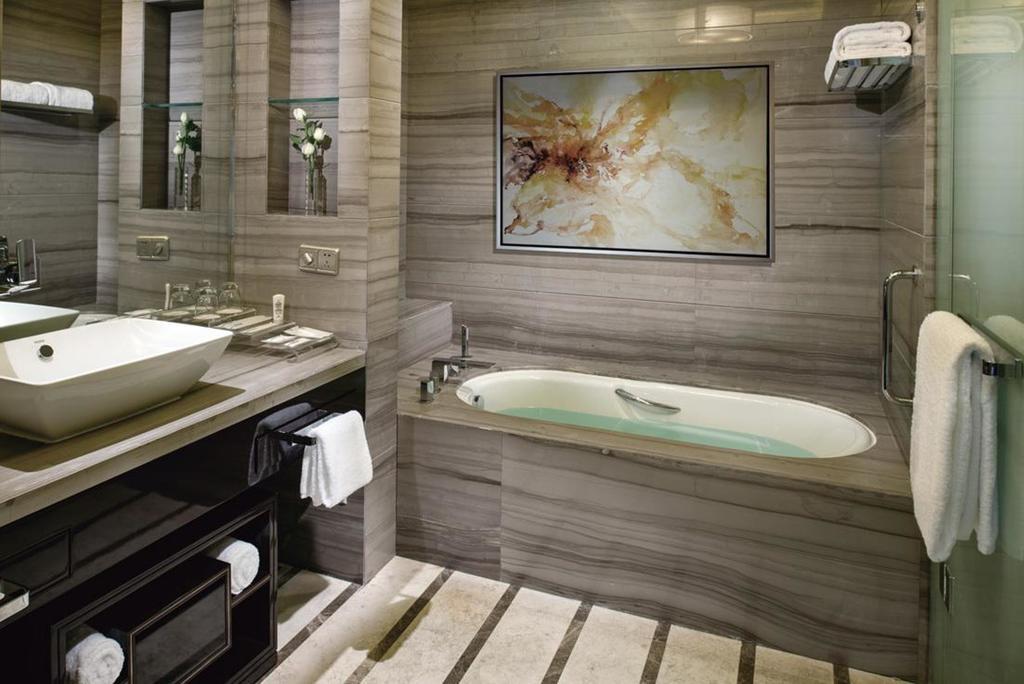1 King Standard Lounge Access SM