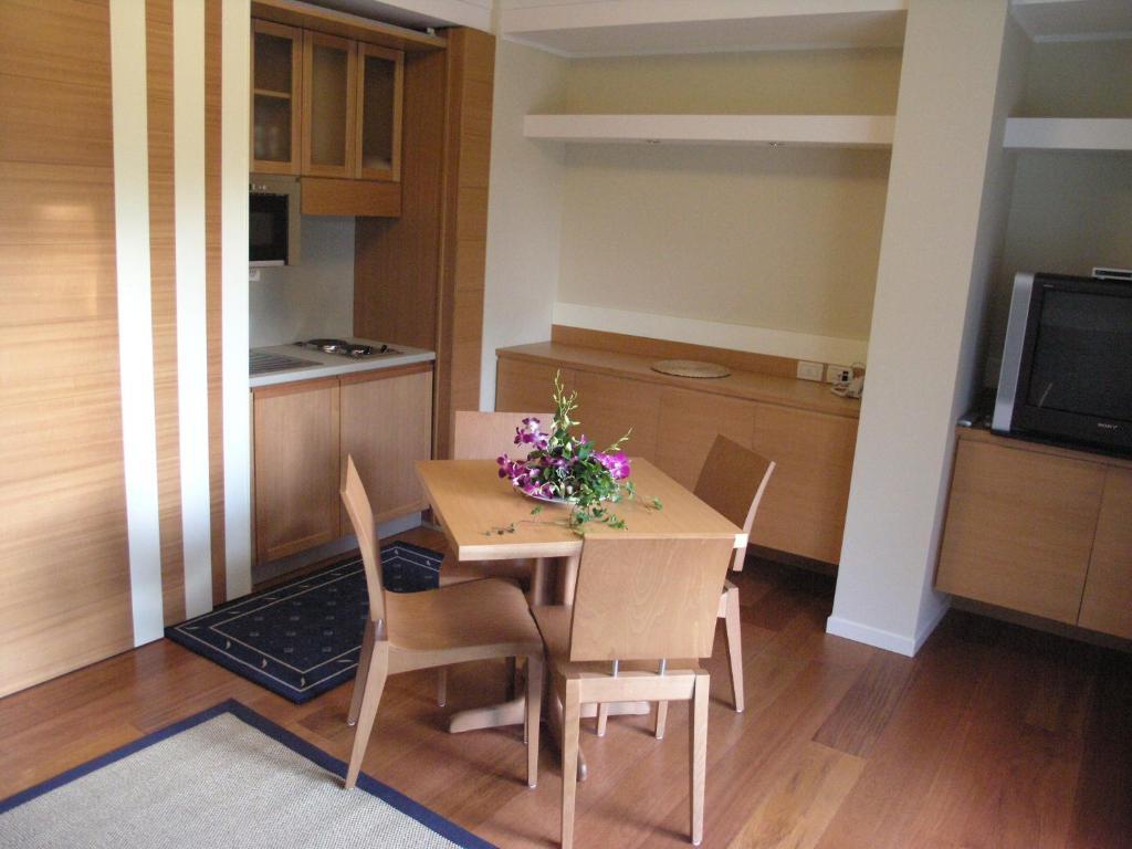 Deluxe One-Bedroom Apartment